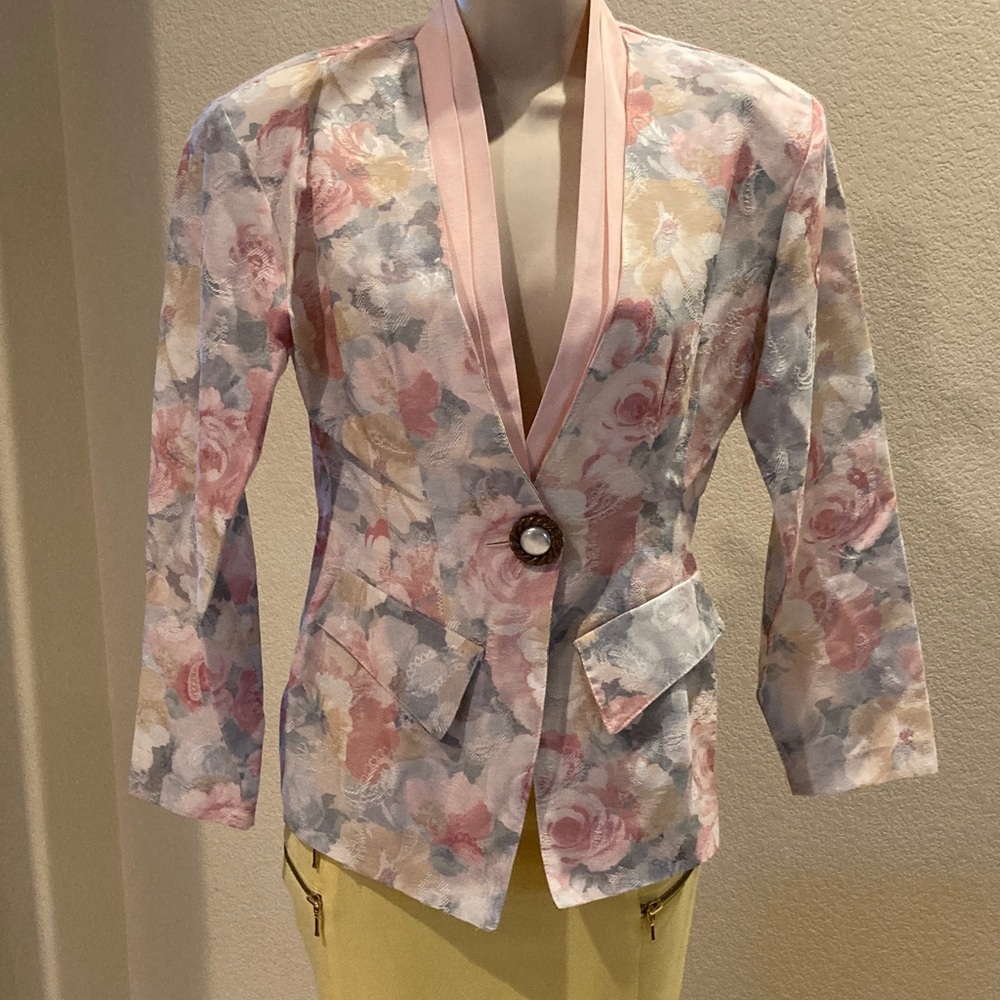 Elegant Floral Blazer with Pink Accents